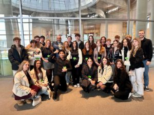 Mehr über den Artikel erfahren Klasse 10b der Kellerskopfschule besucht auf Einladung Omid Nouripours den Bundestag